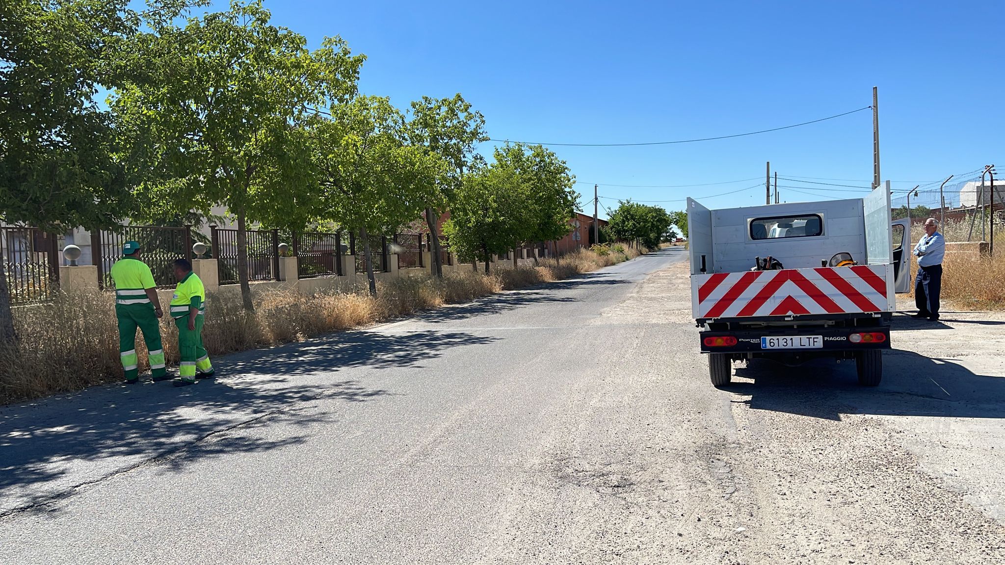 El Ayuntamiento de Consuegra realiza tareas de desbroce y limpieza en diferentes puntos de la localidad