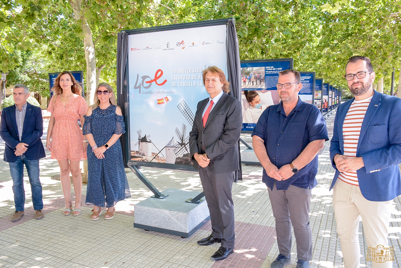 La alcaldesa inaugura en el parque Urbano Martínez la exposición ‘40 años del Estatuto de Autonomía de Castilla-La Mancha’