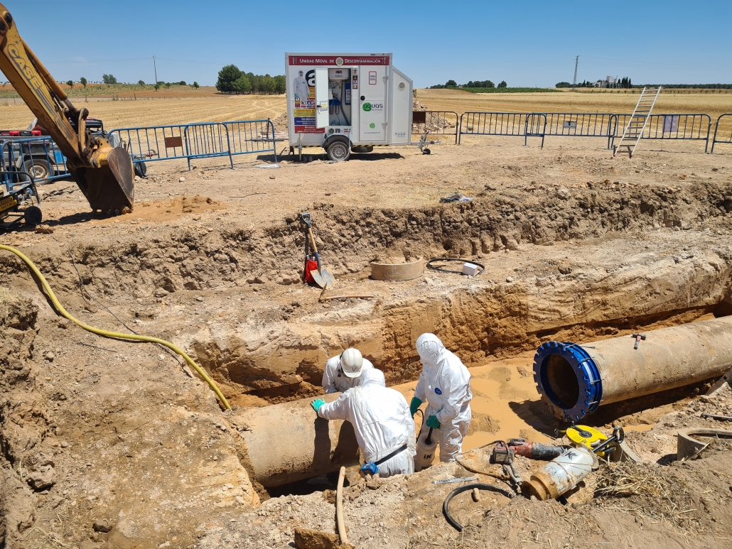 La empresa Aguas de Alcázar interviene en la tubería general de abastecimiento