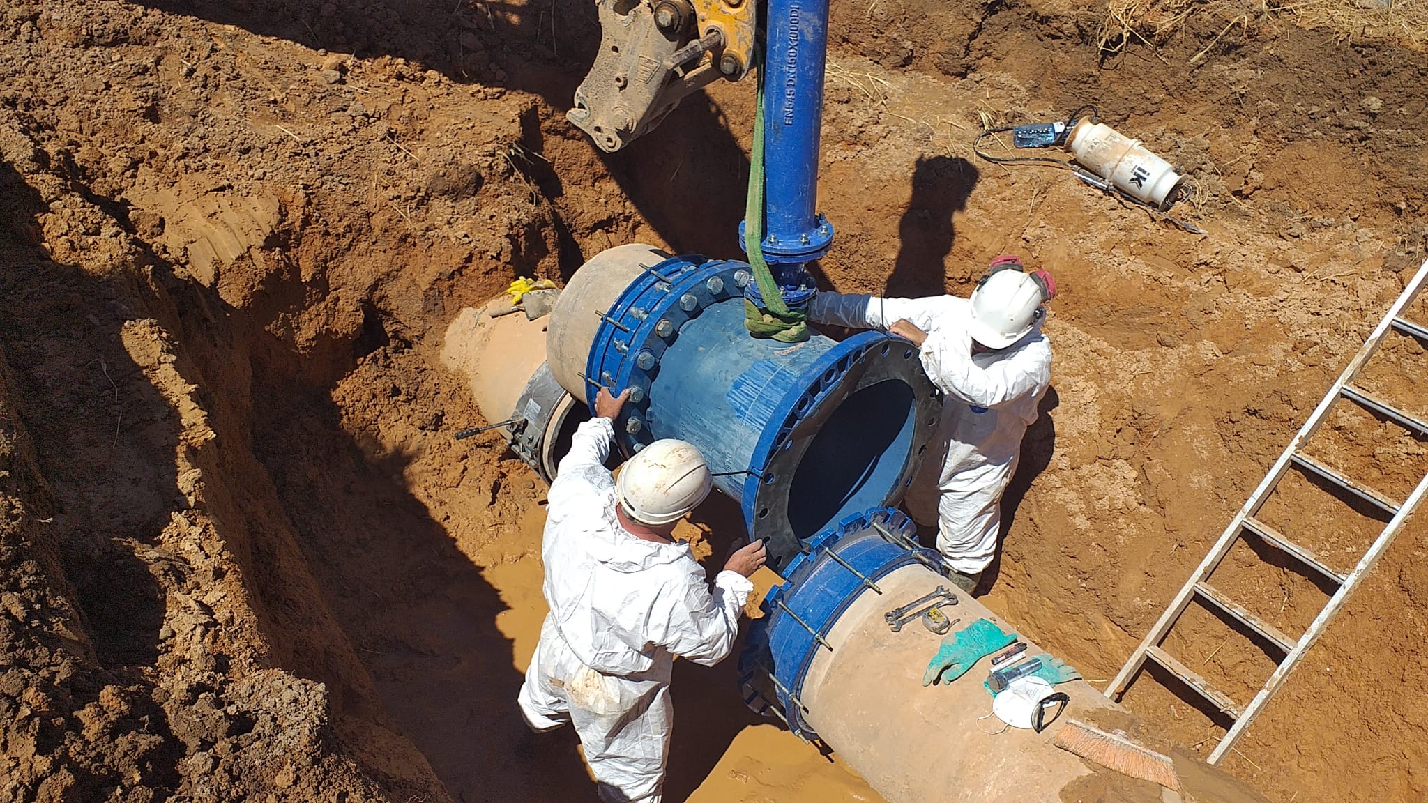 La empresa Municipal  “Aguas de Alcázar” arregla una rotura en la red general de abastecimiento