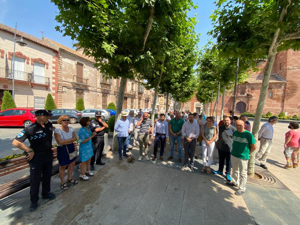 El ayuntamiento de Alcázar participa en el minuto de silencio por las víctimas del terrorismo coincidiendo con el aniversario del asesinato de Miguel Ángel Blanco