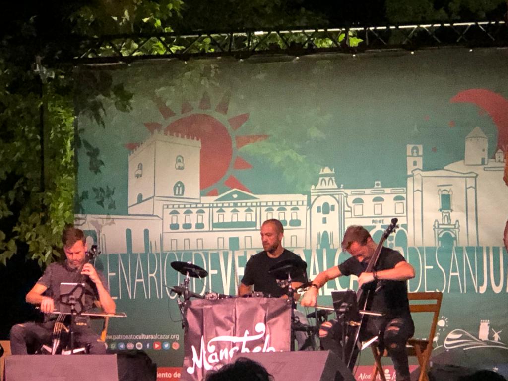 El grupo Los Manchelos hace disfrutar a Alameda de Cervera con el programa Escenarios de Verano