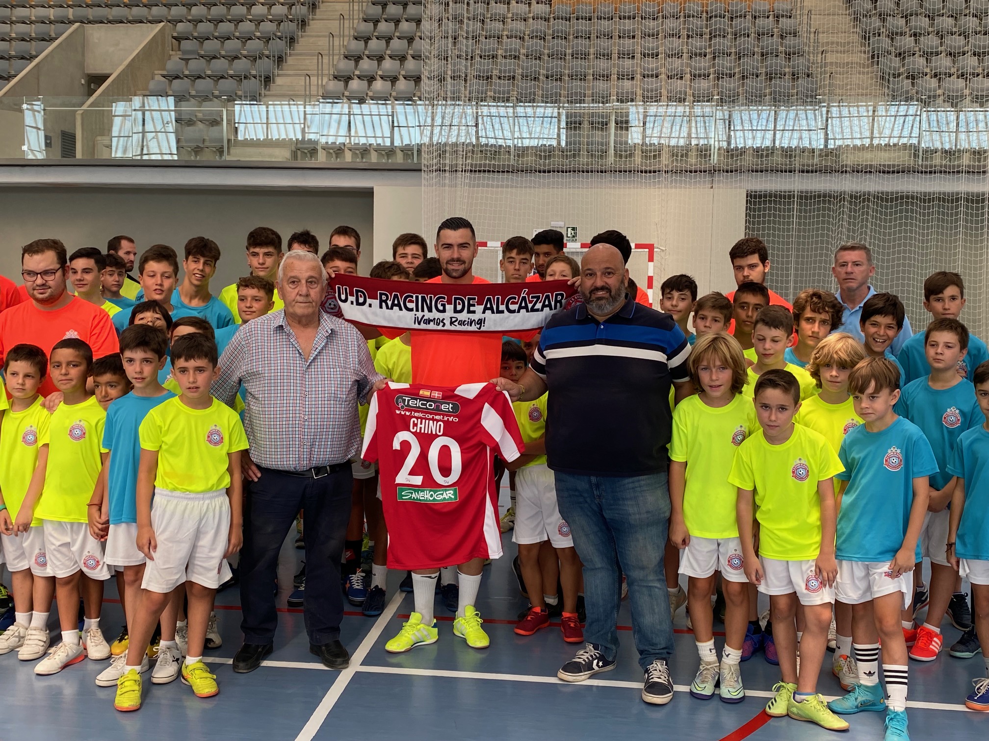 El jugador internacional, Chino, visita el campus de futbol sala de Alcázar