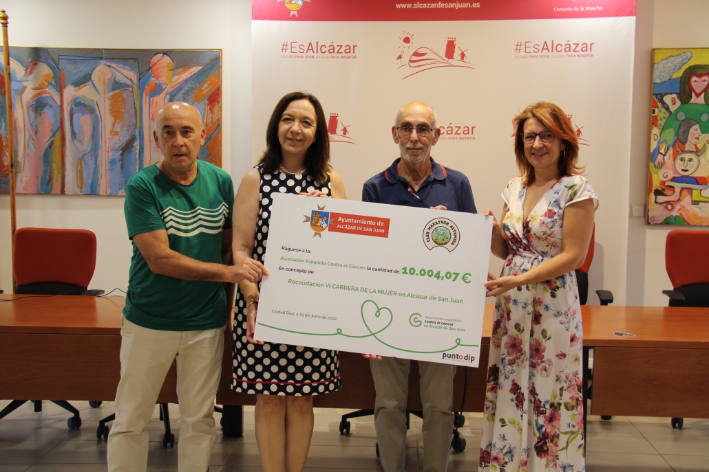 Entrega del cheque simbólico de la recaudación en la VI Carrera de la Mujer