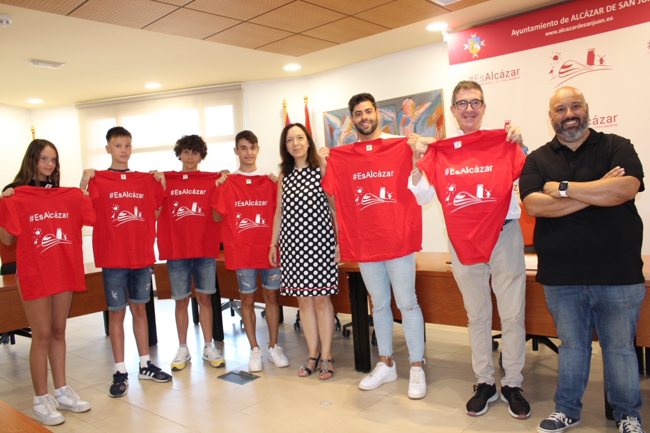 La alcaldesa recibe a los nadadores del Club de natación Alcázar