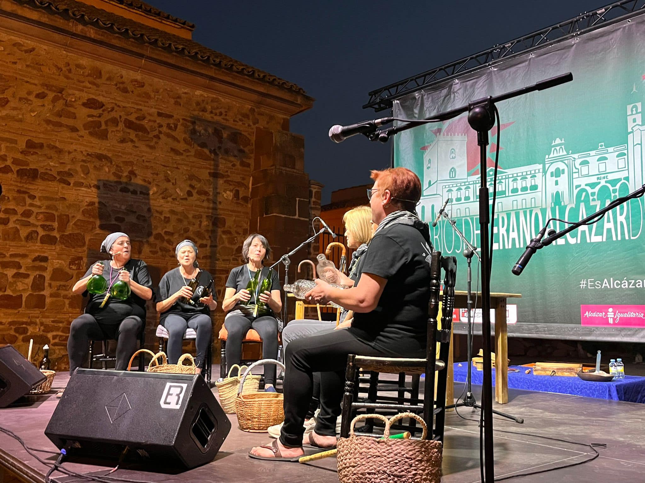 Música con instrumentos de cocina para abrir el Festival Internacional de Folclore