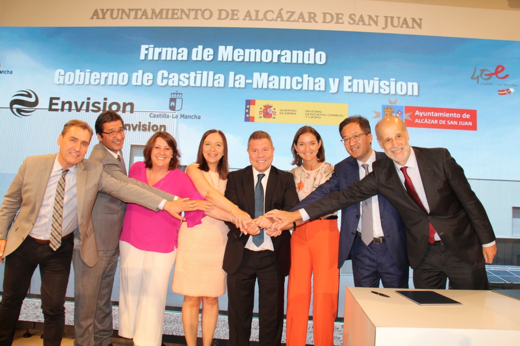 Rosa Melchor da la bienvenida al proyecto industrial de Envision Spain que construirá en Alcázar una planta de producción de hidrógeno renovable con una inversión de 900 millones de euros