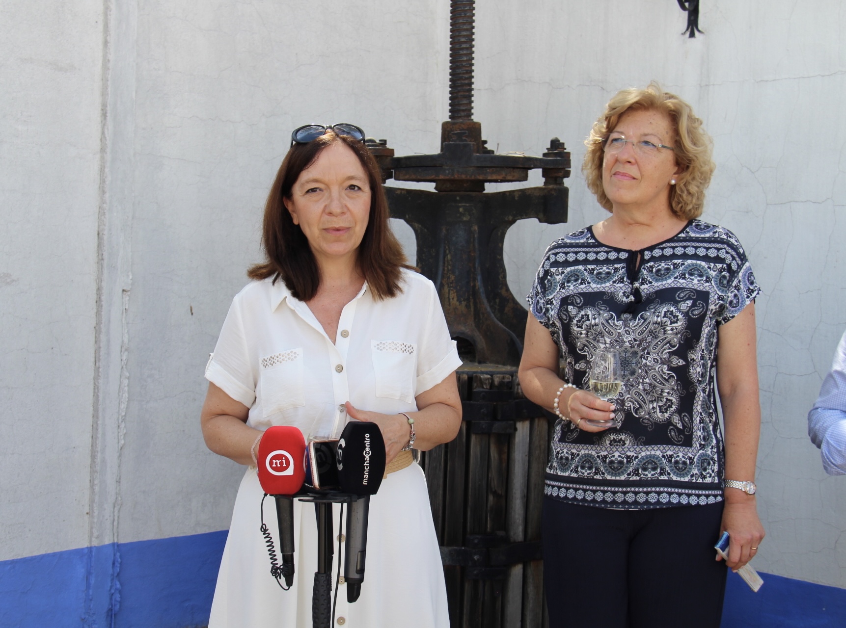 Rosa Melchor y Amparo Bremard felicitan a la Cooperativa San Lorenzo por los dos premios Gran Selección Campo y Alma