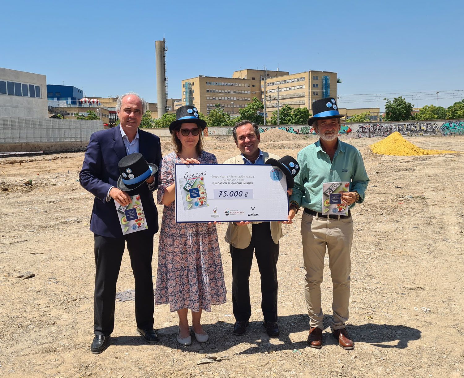 Ybarra entrega 75.000€ a "Tu Casa Azul" recaudados con el libro solidario "La Cocina de la Esperanza"