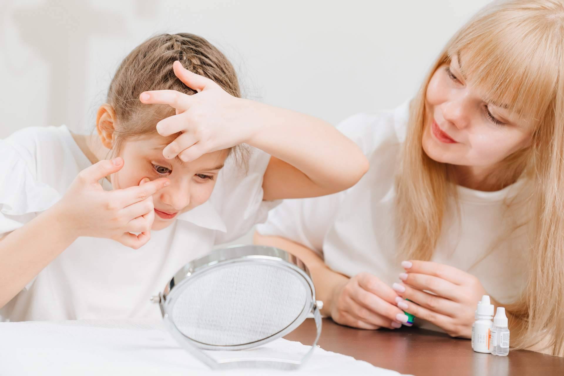 Consejos para padres con niños que llevan lentillas
