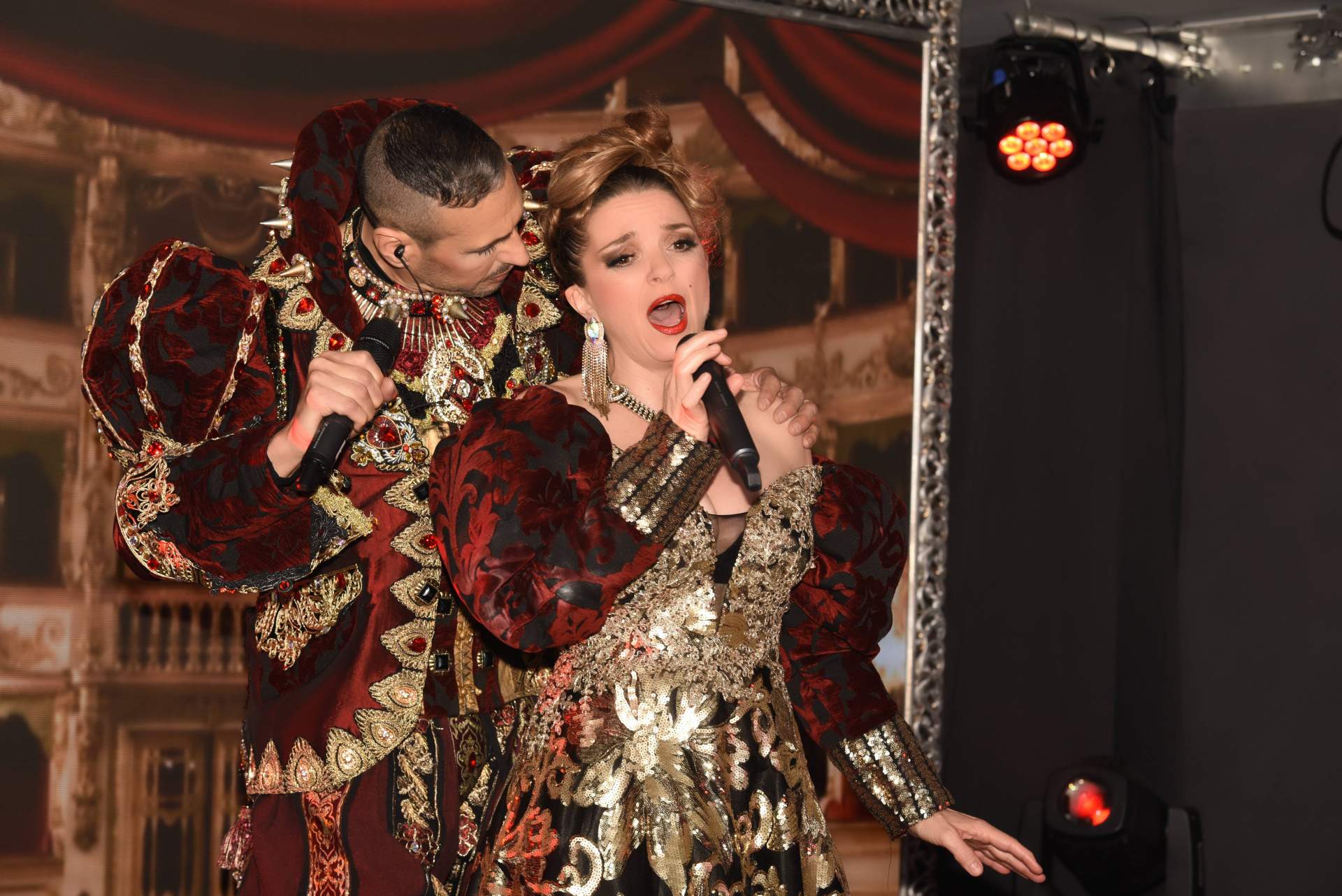 Nuevo restaurante espectáculo en Sitges - Barcelona llamado ZAK Rendez Vous que sorprende con un gran show de cantantes en vivo