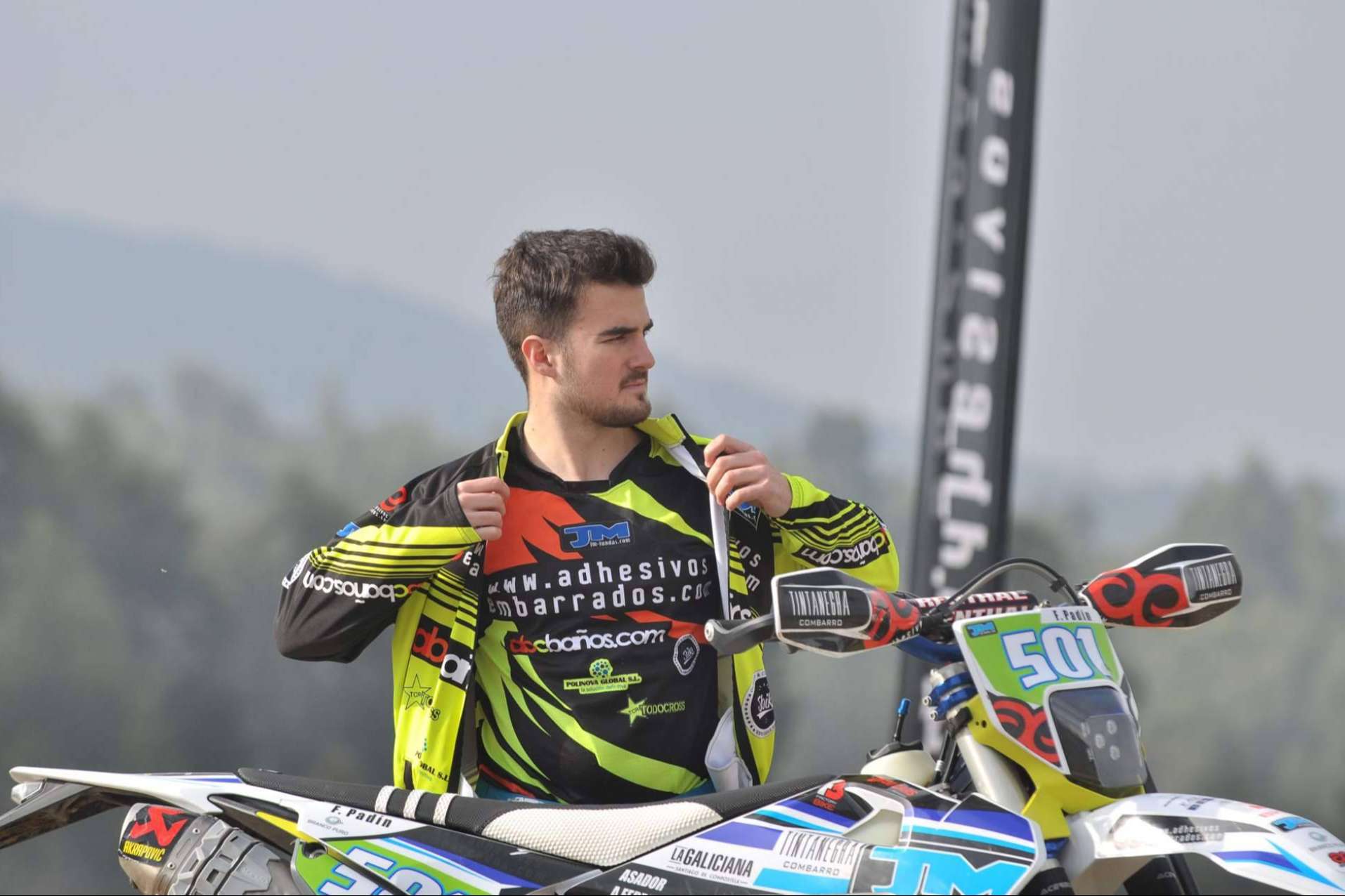 La firma especializada en elaborar la camiseta de motocross, ADHESIVOSEMBARRADOS