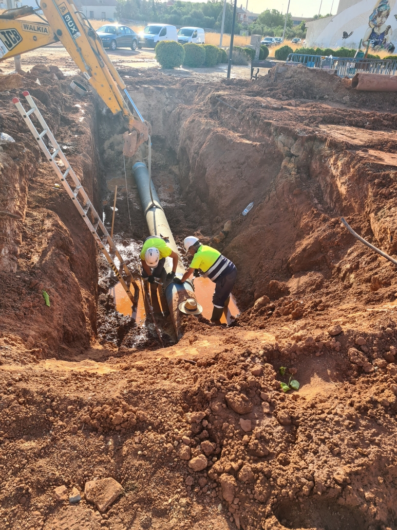 Aguas de alcázar repara una rotura en la tubería general de abastecimiento en el Parque de la Calle Juan Genovés