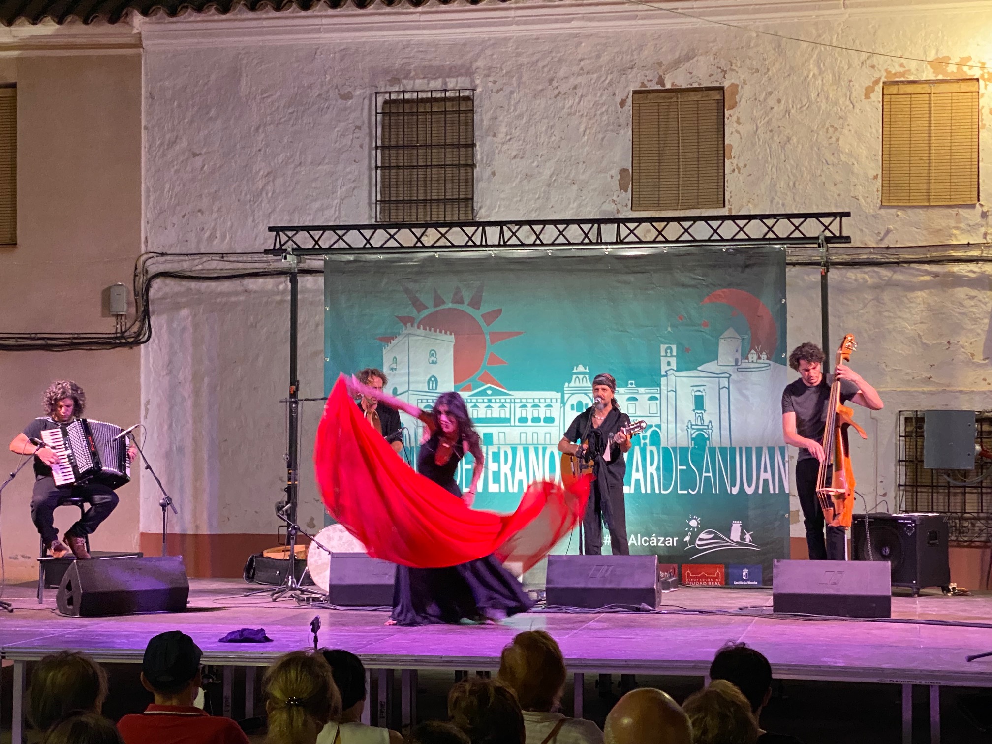 El grupo de músicos italianos Terra Taranta acerca los sonidos y bailes de la tarantela, baile sanador del sur de Italia