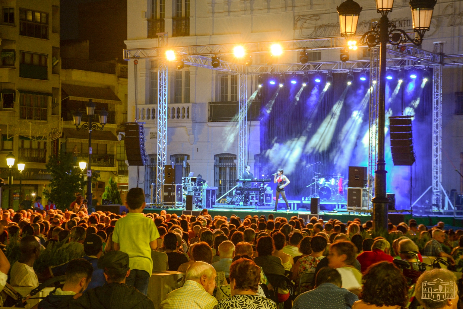 El tributo a Mecano puso en pie al público que se dio cita anoche en la plaza de España