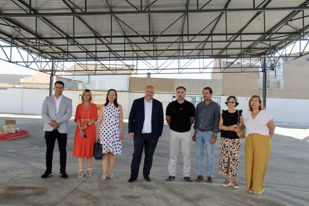 Rosa Melchor y José Luis Martínez Guijarro visitan las obras de instalación de una cubierta metálica en el CEIP El Santo