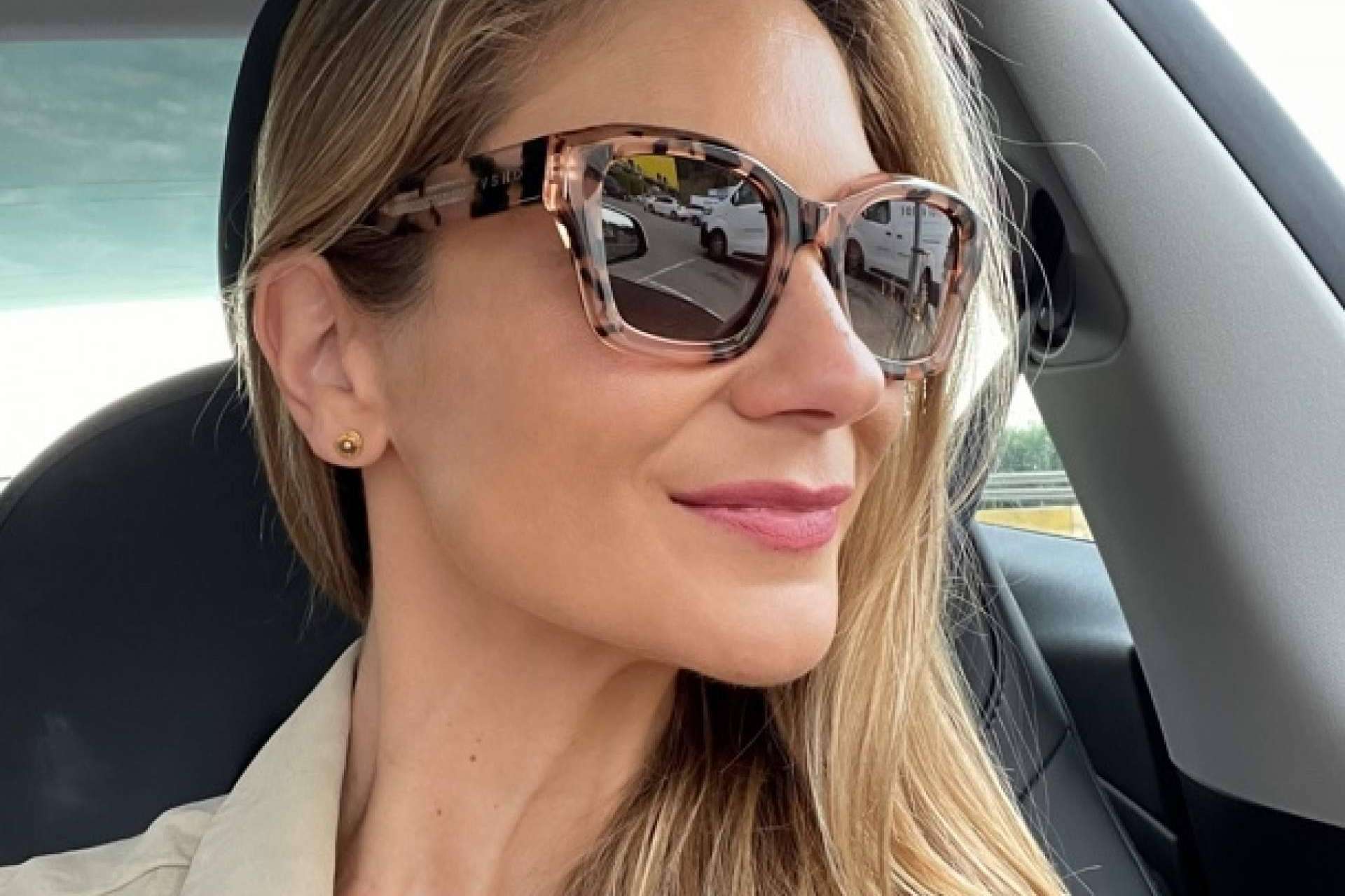 La experta Carolina Lober y Confortauto comparten algunos consejos para conducir con gafas