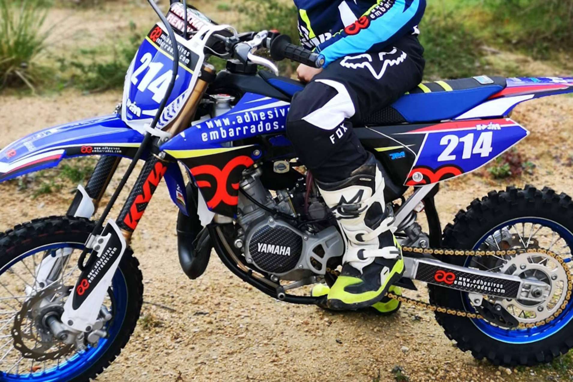 Personalizar las motos off road con los plásticos y adhesivos de ADHESIVOSEMBARRADOS