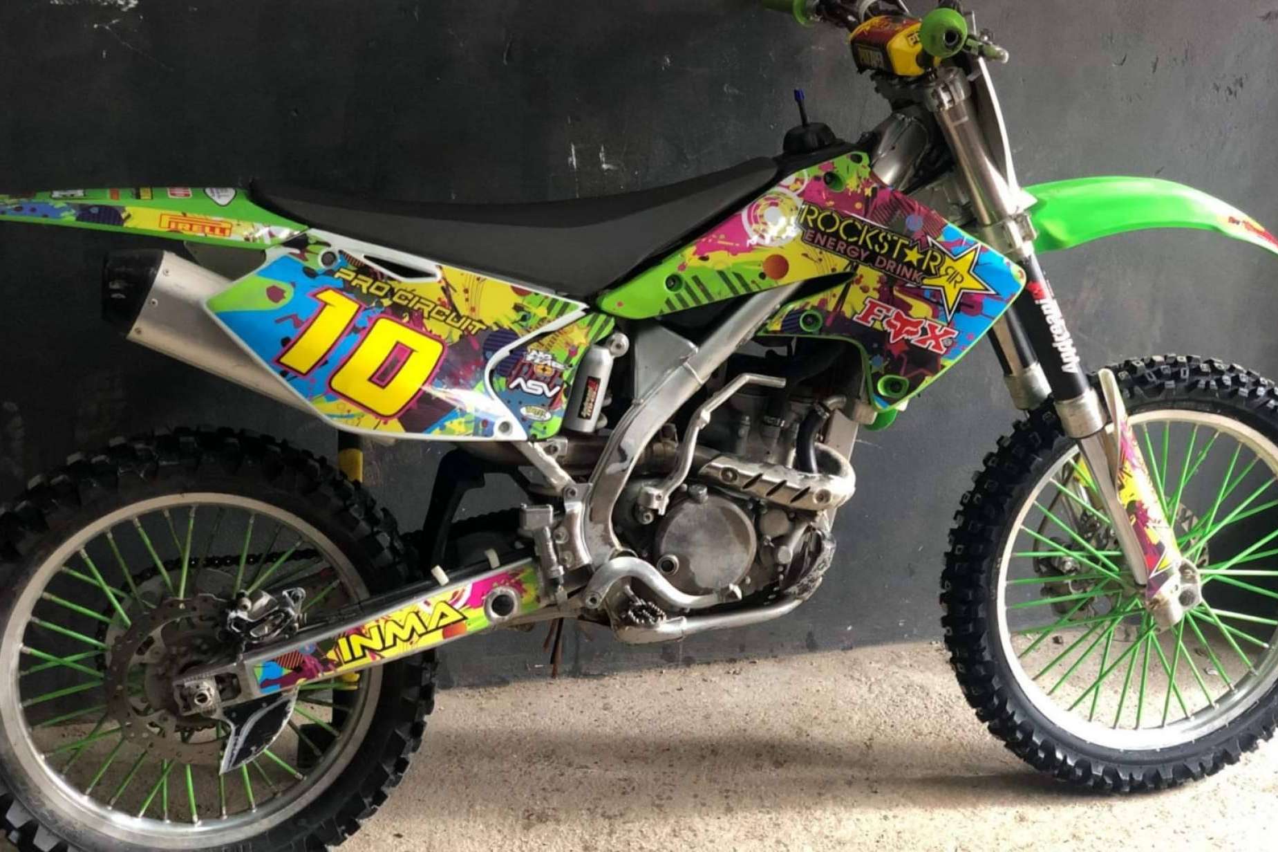 Los adhesivos personalizados para dar un nuevo estilo a la moto de ADHESIVOSEMBARRADOS