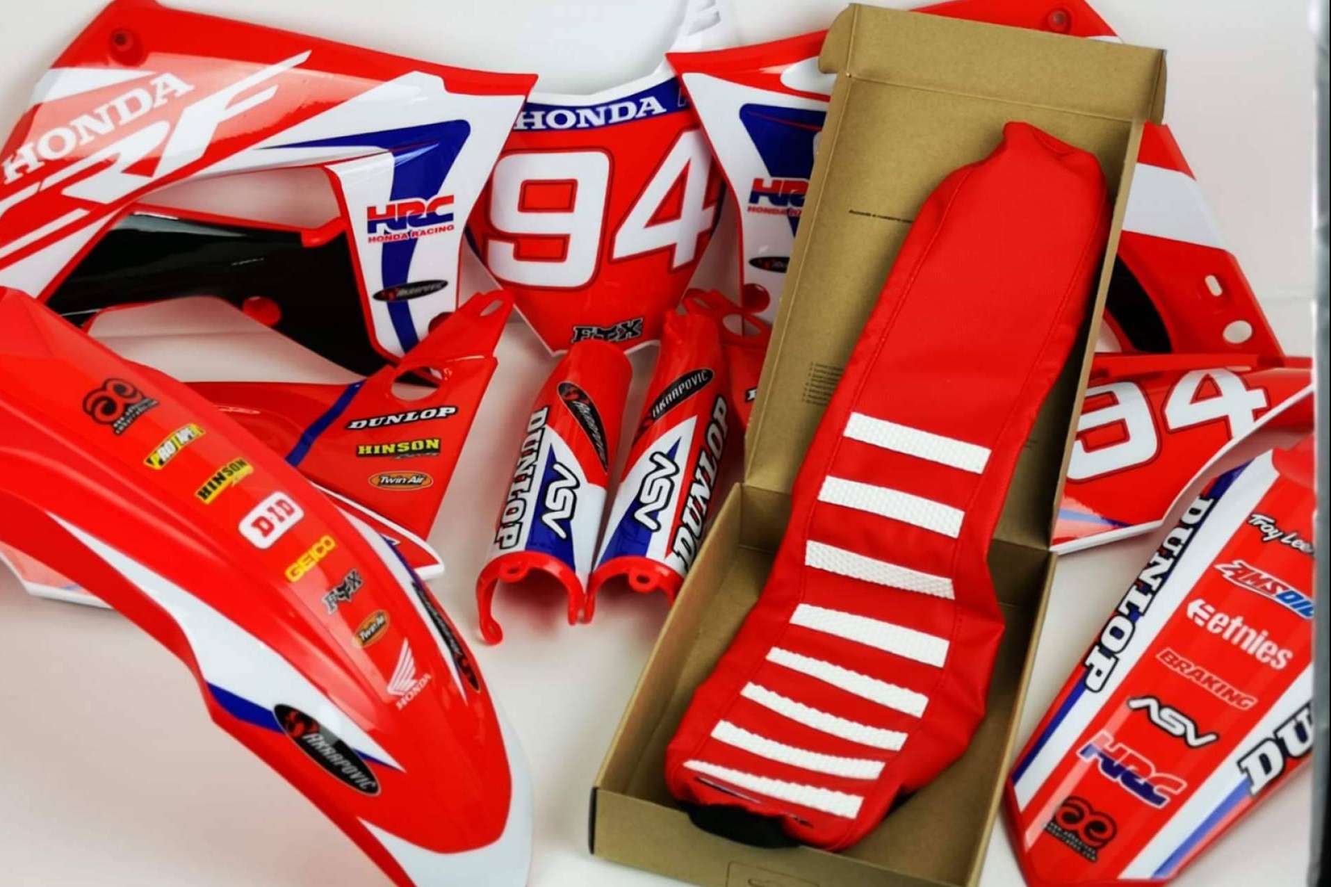 Plásticos y adhesivos para motos de cross y enduro en el catálogo de ADHESIVOSEMBARRADOS