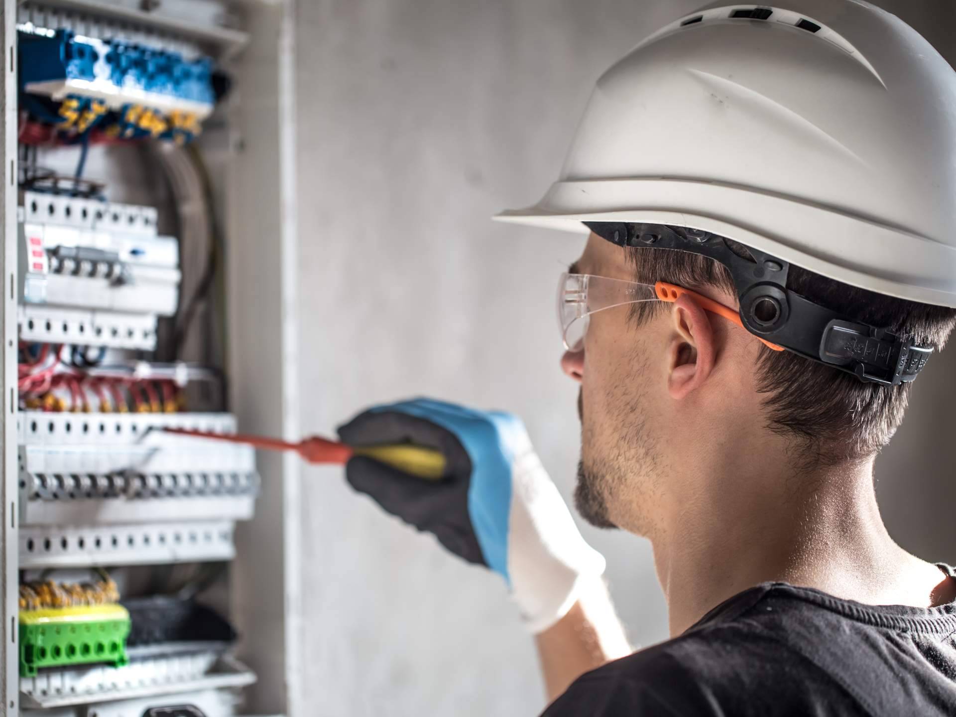 Servicios de electricistas en Marbella las 24h del día, con Soluciones González