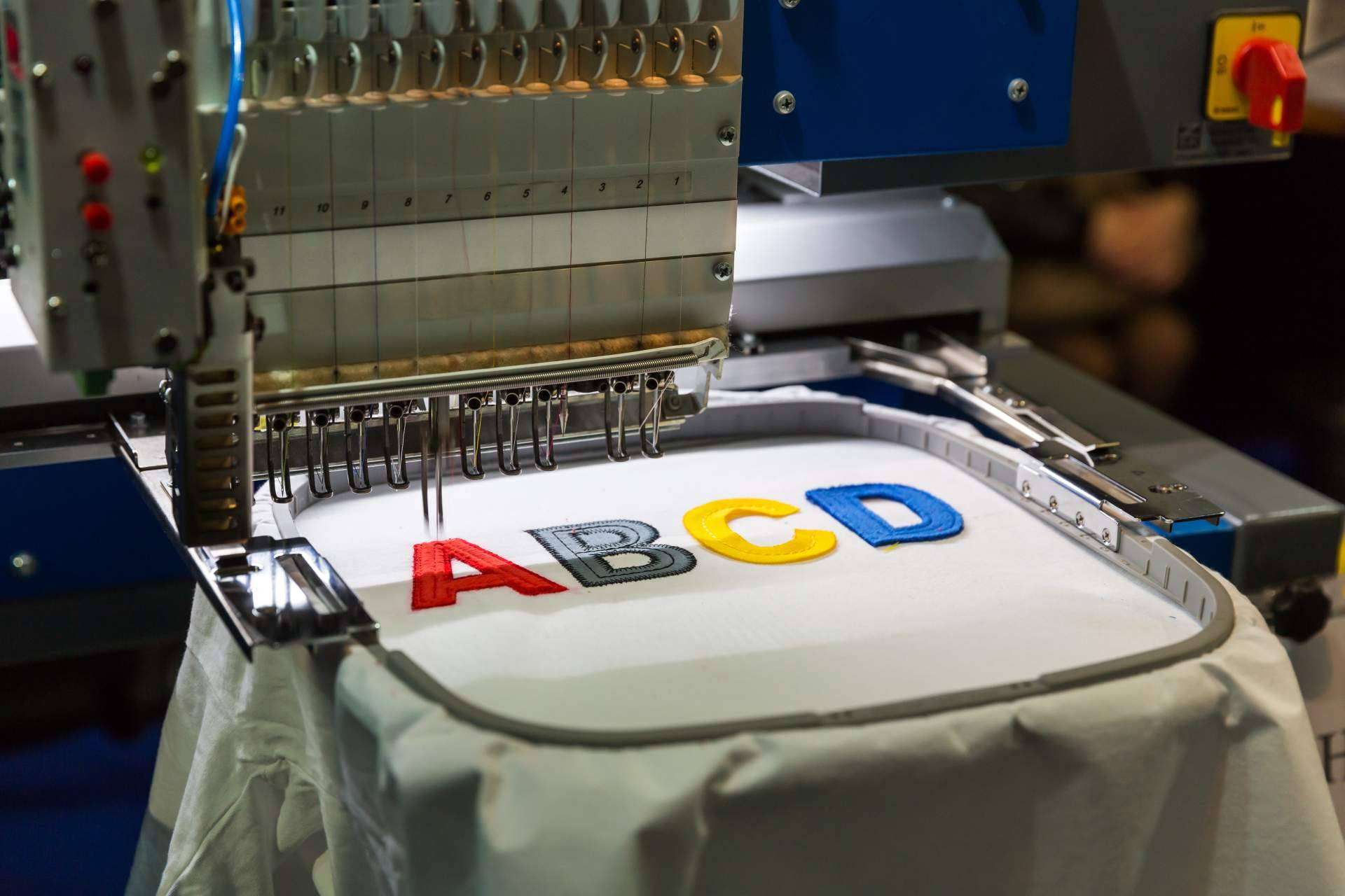 Conocer las ventajas de la personalización de bordado para uniformes laborales de la mano de LT Distribuidora