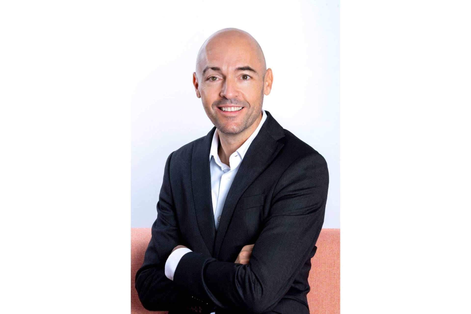 Paco Moreno Llamas publica su primera novela, '¿Instinto o intuición?'