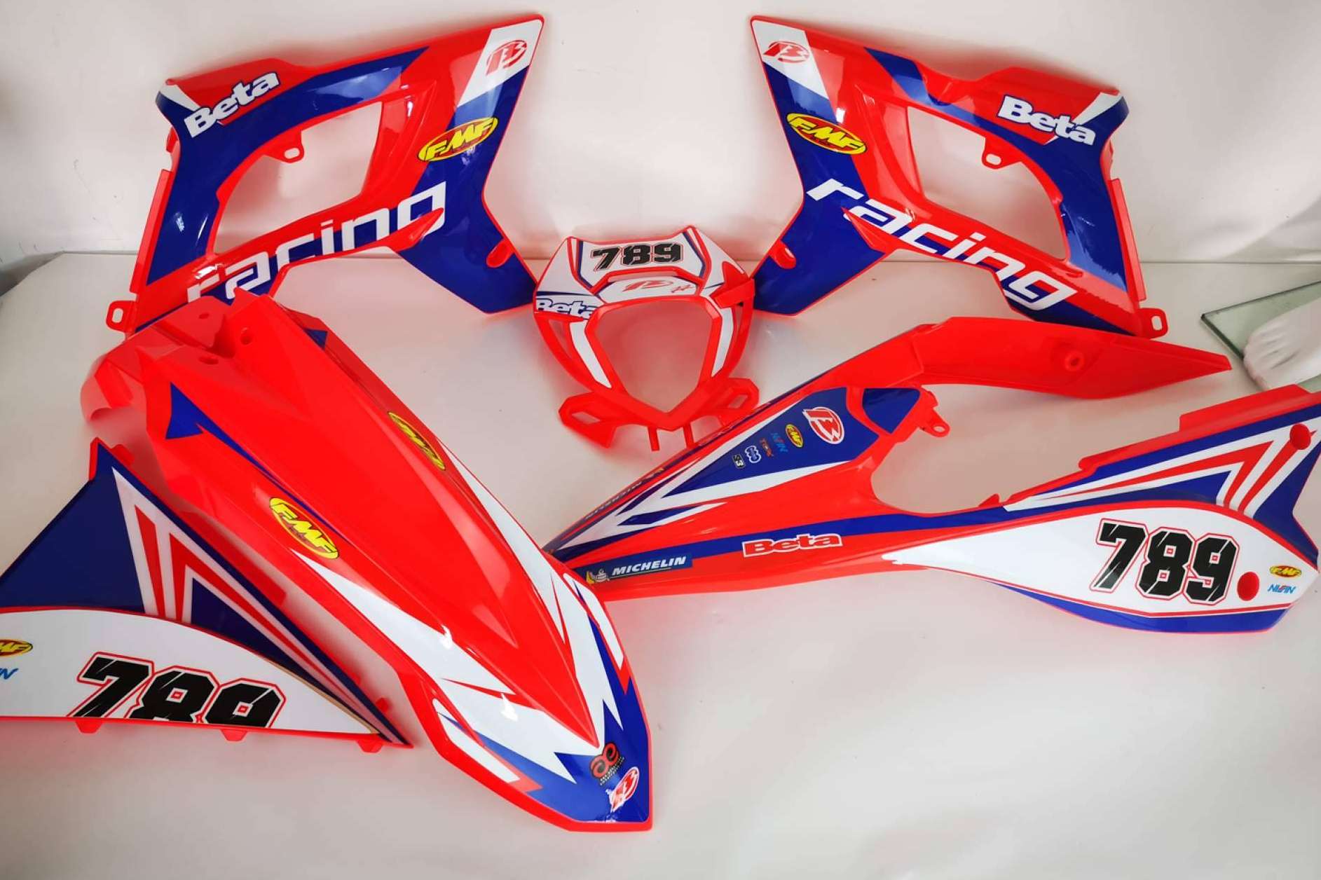 ADHESIVOSEMBARRADOS presenta su gran variedad de pegatinas de moto