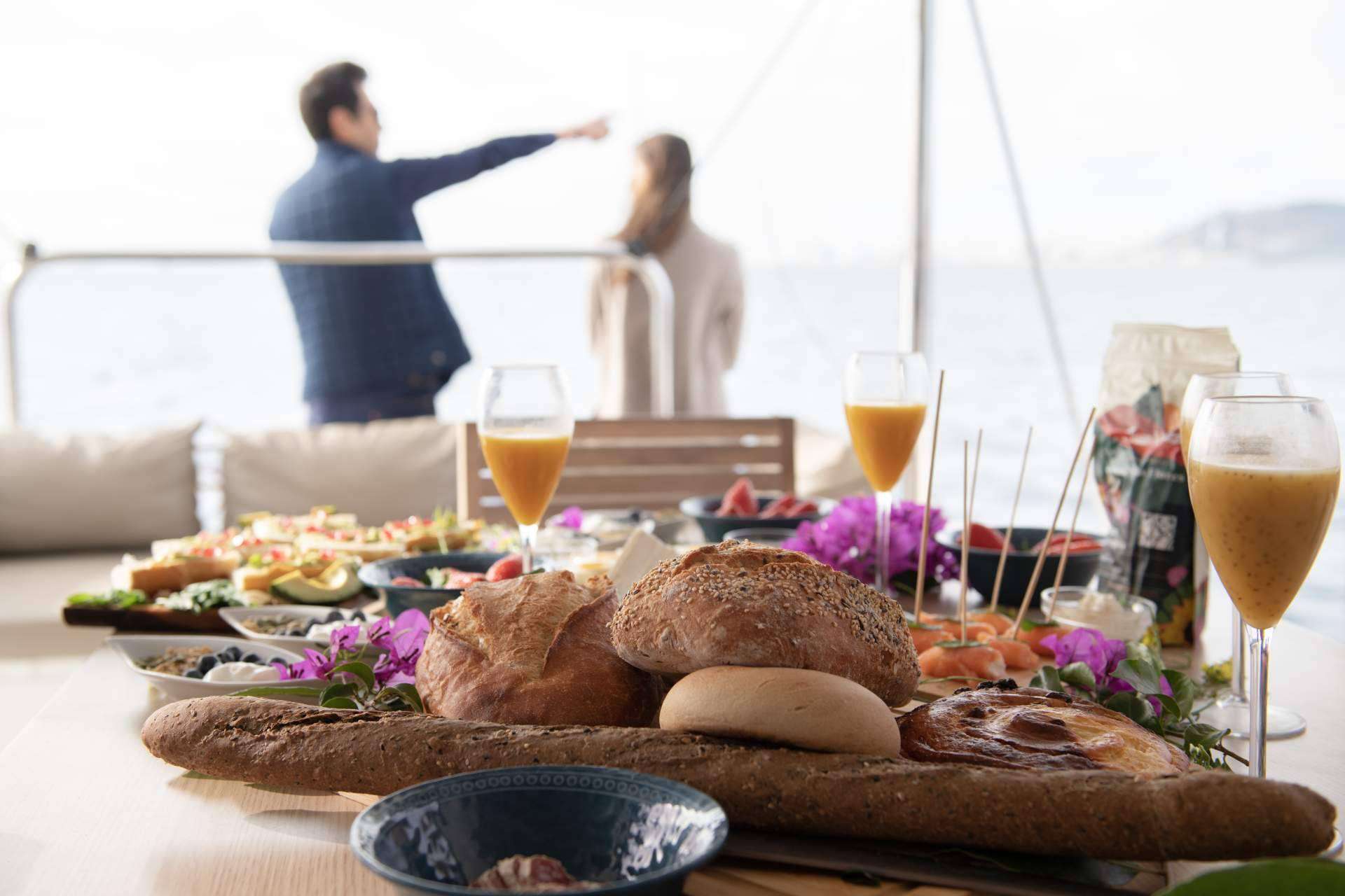 Disfrutar de un brunch en barco en Barcelona, con Sondevela