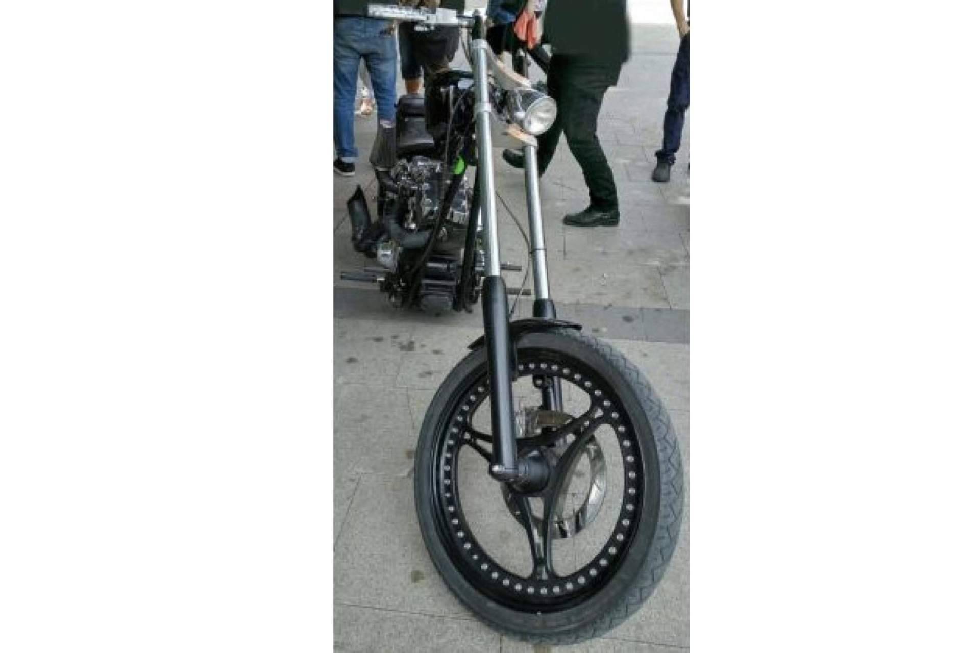 Eactivos.com subasta la motocicleta que utilizó la artista colombiana de moda en uno de sus videoclips