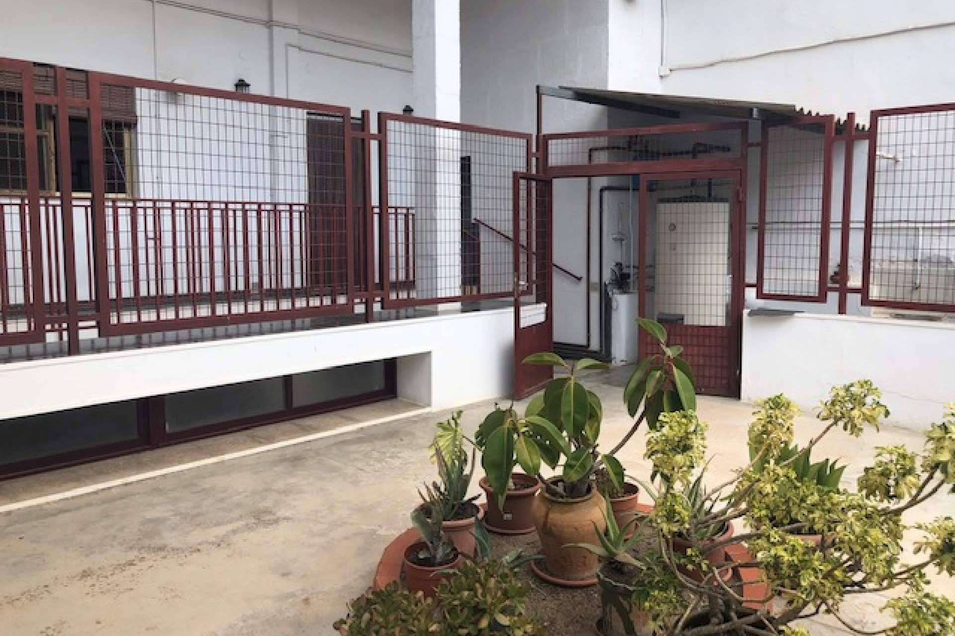Un edificio cerca del campus de la Universidad Católica de Valencia está a la venta