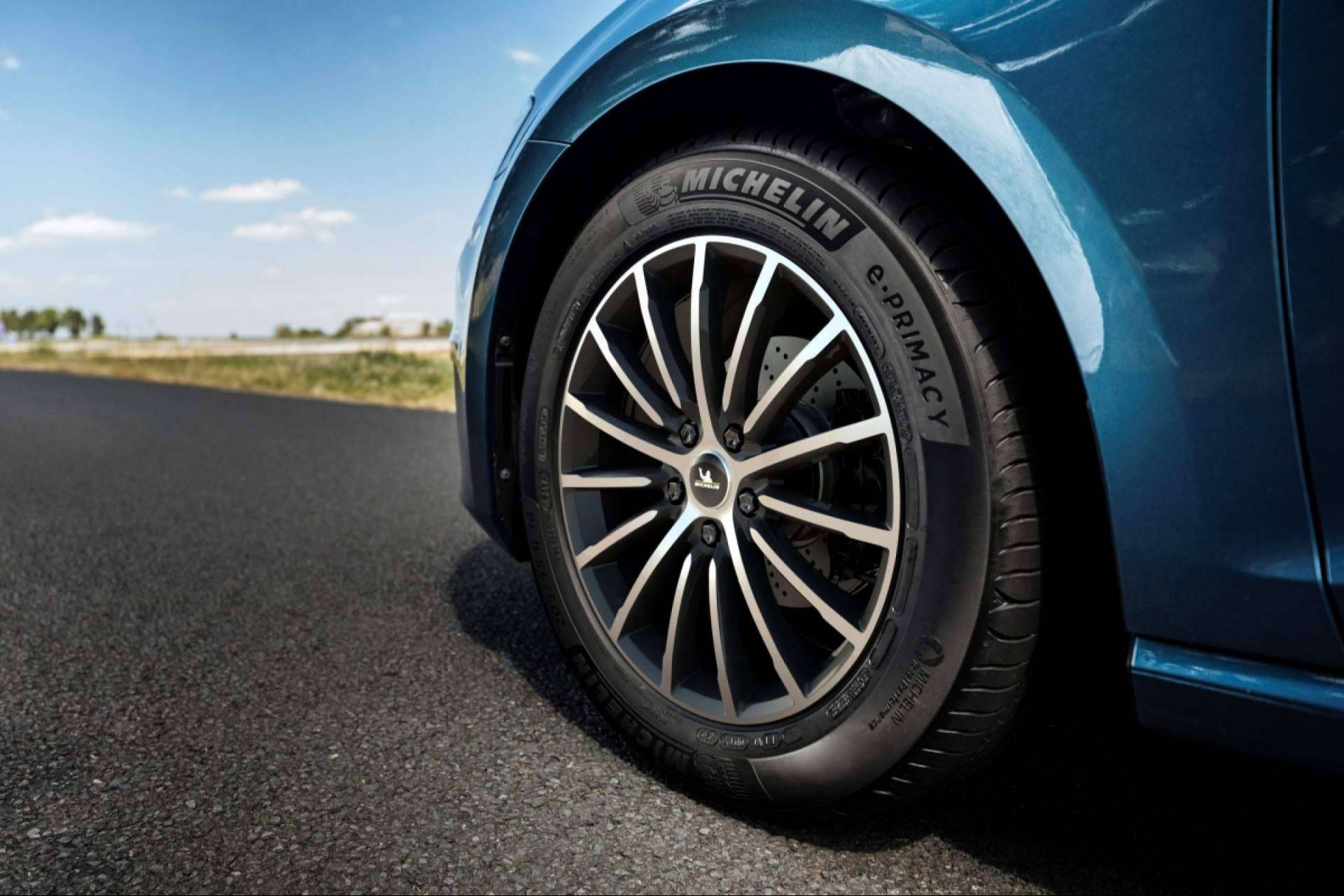 Los neumáticos todo tiempo de Michelin se pueden adquirir en Confortauto