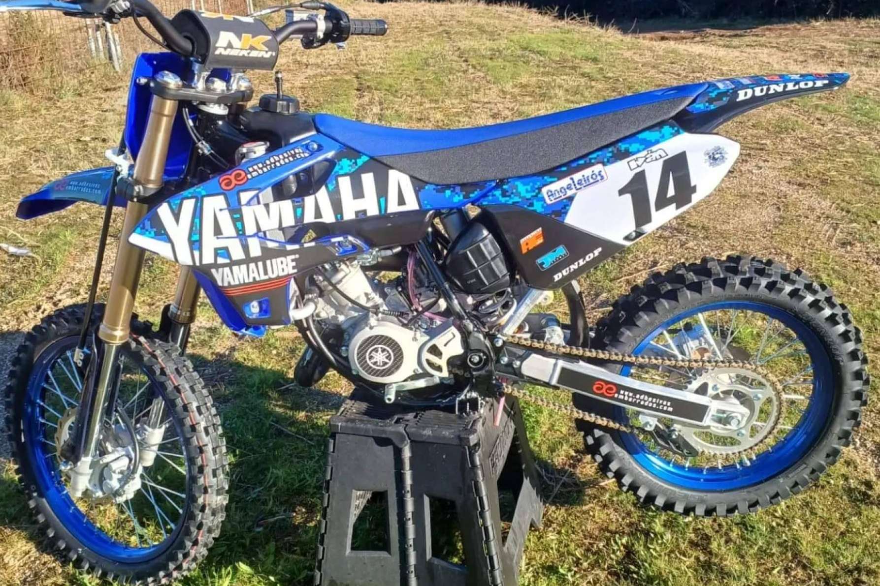 Plásticos y adhesivos para motos off-road, de la mano de ADHESIVOSEMBARRADOS
