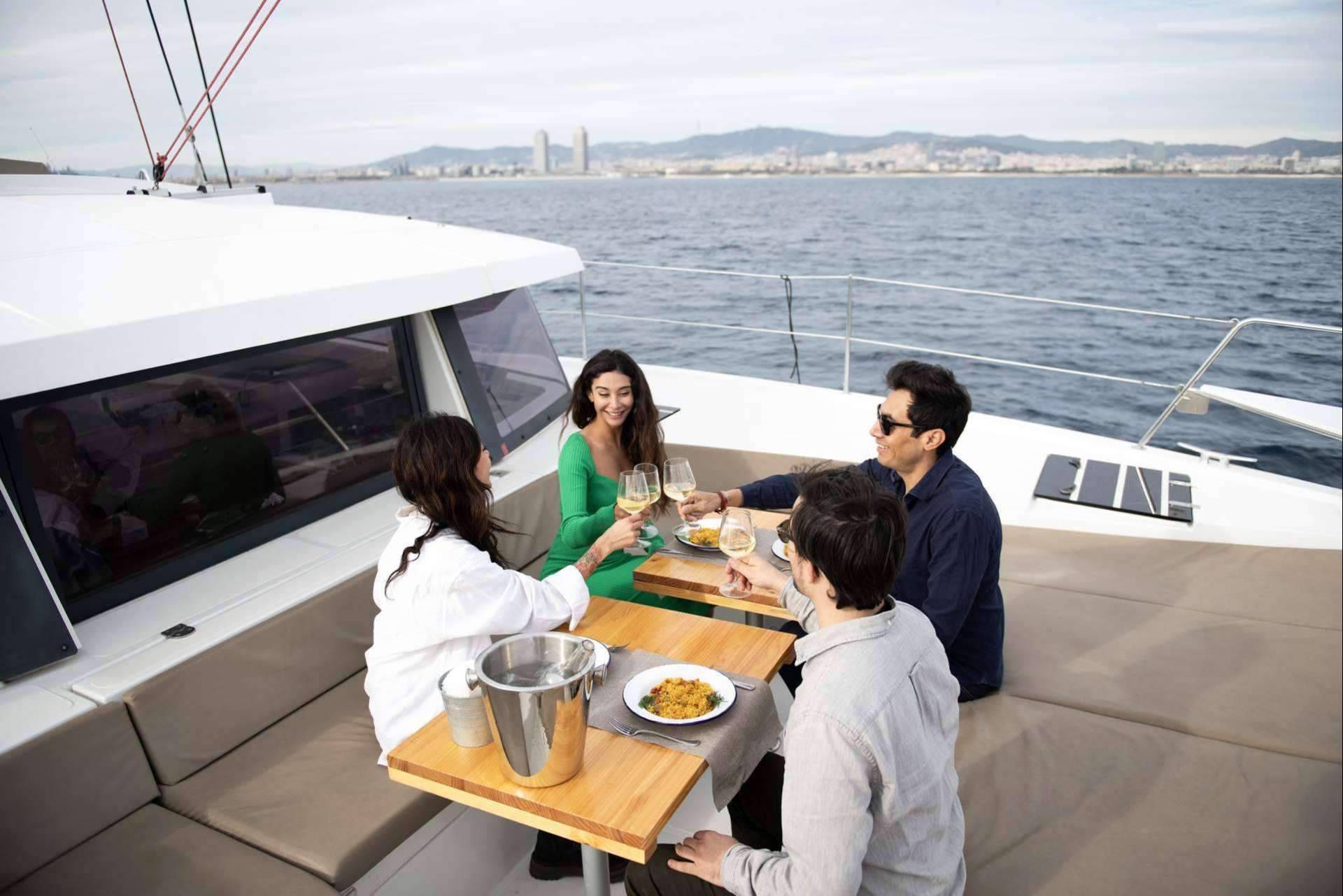 Disfrutar de la comida española más popular a bordo de un barco en la costa de Barcelona, de la mano de Sondevela