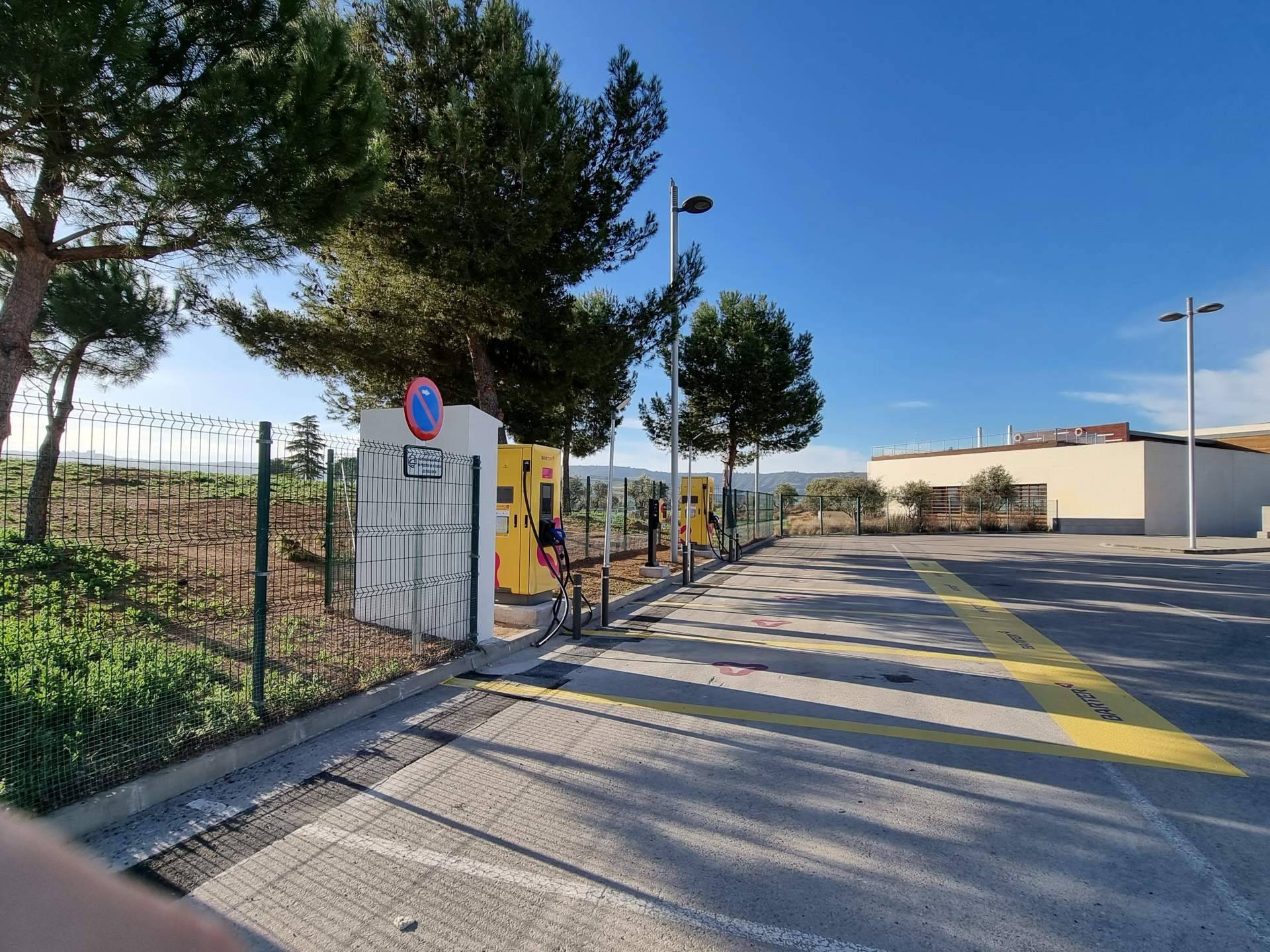 Nuevas estaciones de recarga rápida para vehículos eléctricos en el Encín Golf Hotel (Alcalá de Henares), por Joaquín Molpeceres