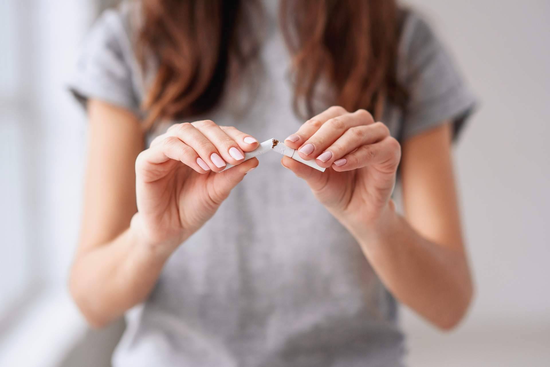 Según Anna Solé, la hipnoterapia es una de las mejores terapias para dejar de fumar