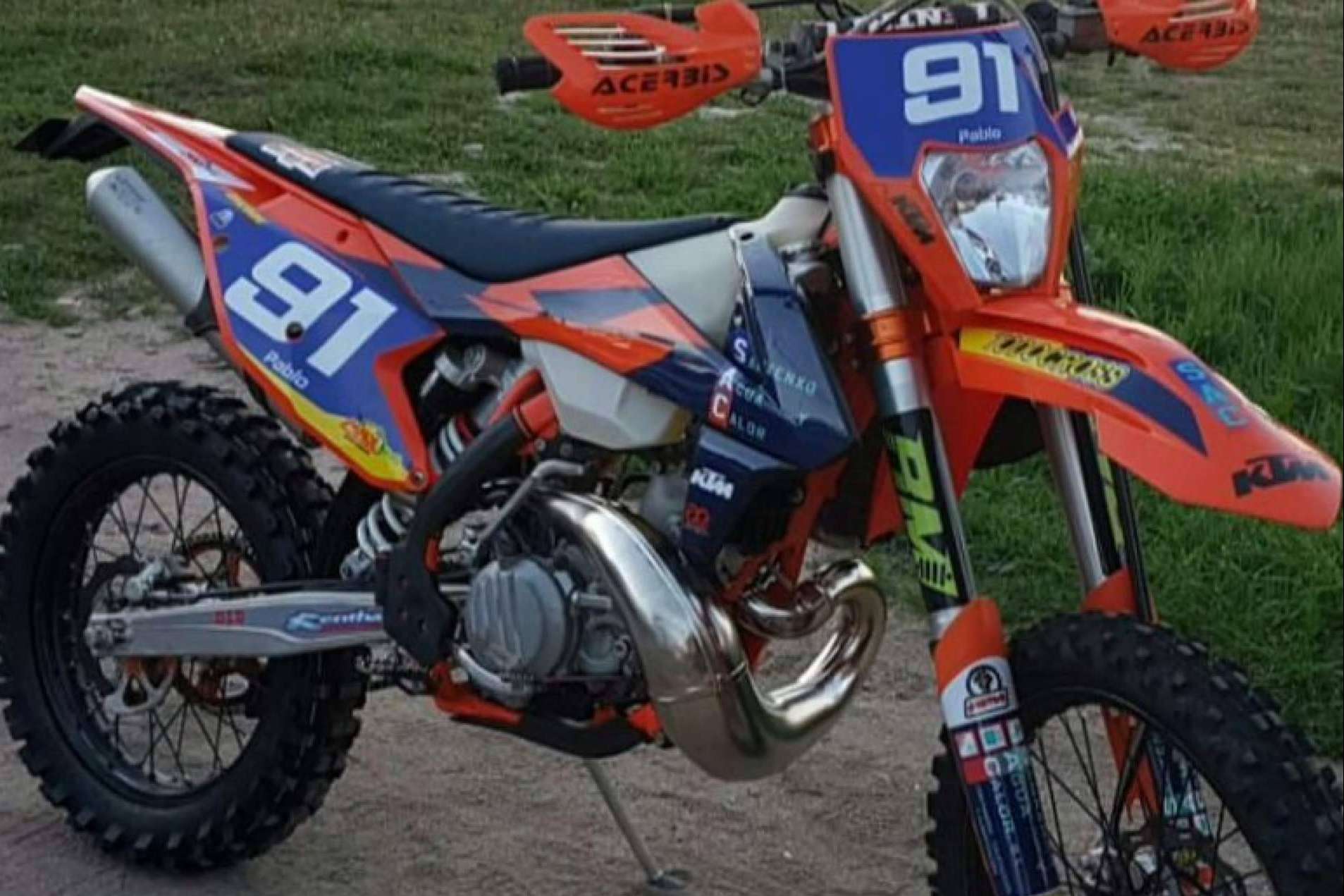 Adhesivos y plásticos para motos off road, con ADHESIVOSEMBARRADOS