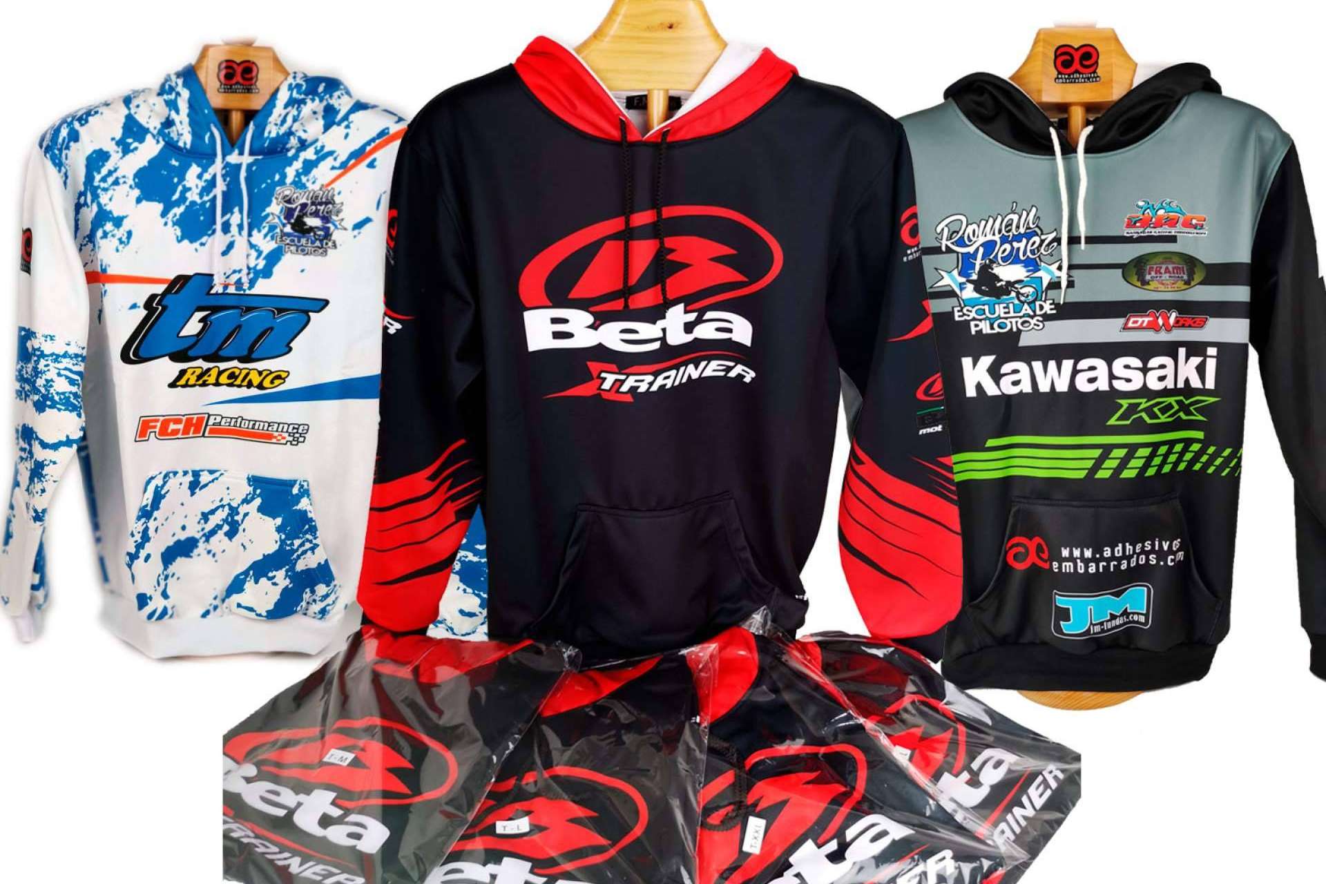 ADHESIVOSEMBARRADOS es una tienda especializada en equipamiento personalizado de motocross y enduro