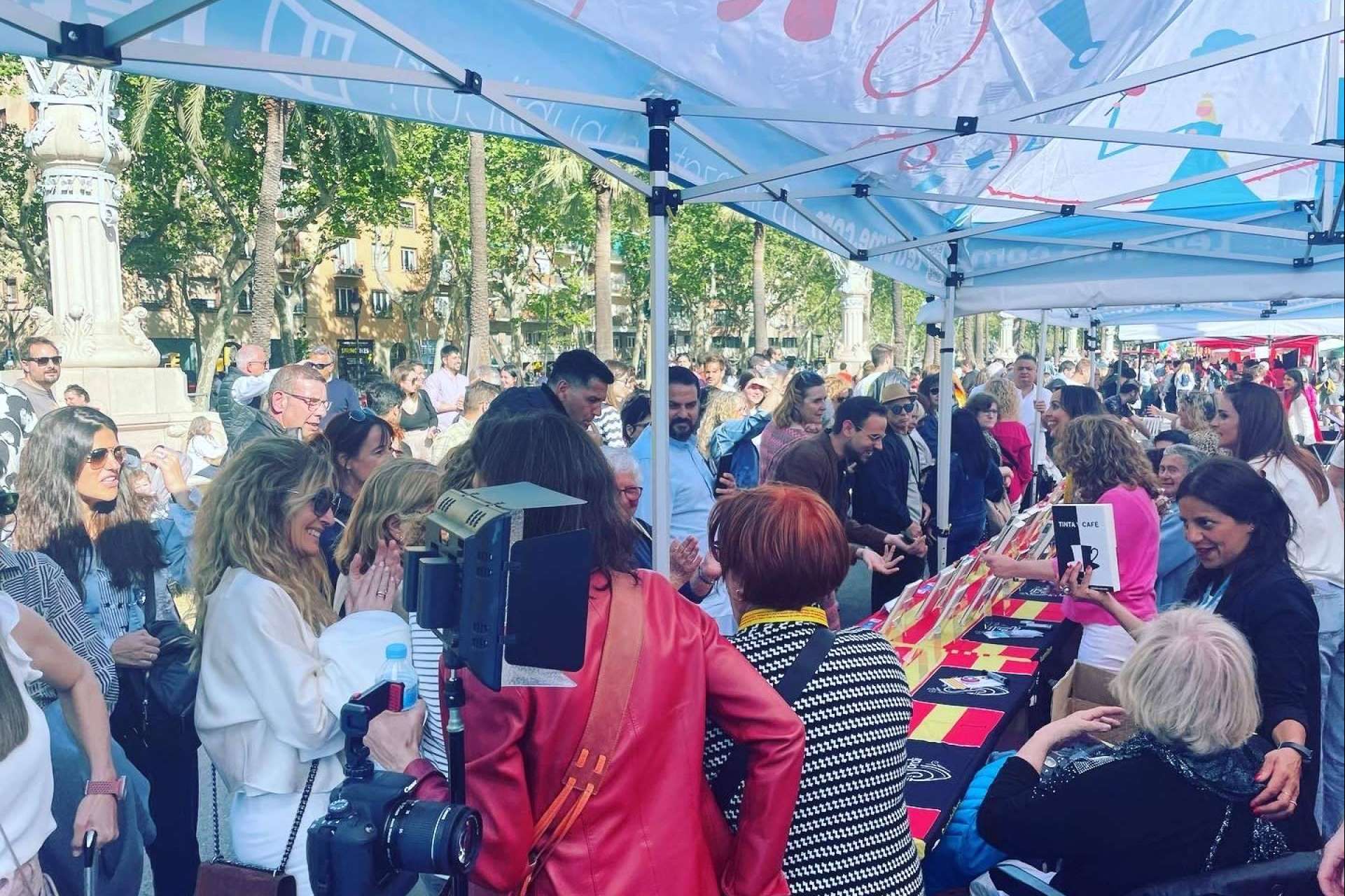 Los autores de Letrame baten récords de ventas en un exitoso Sant Jordi