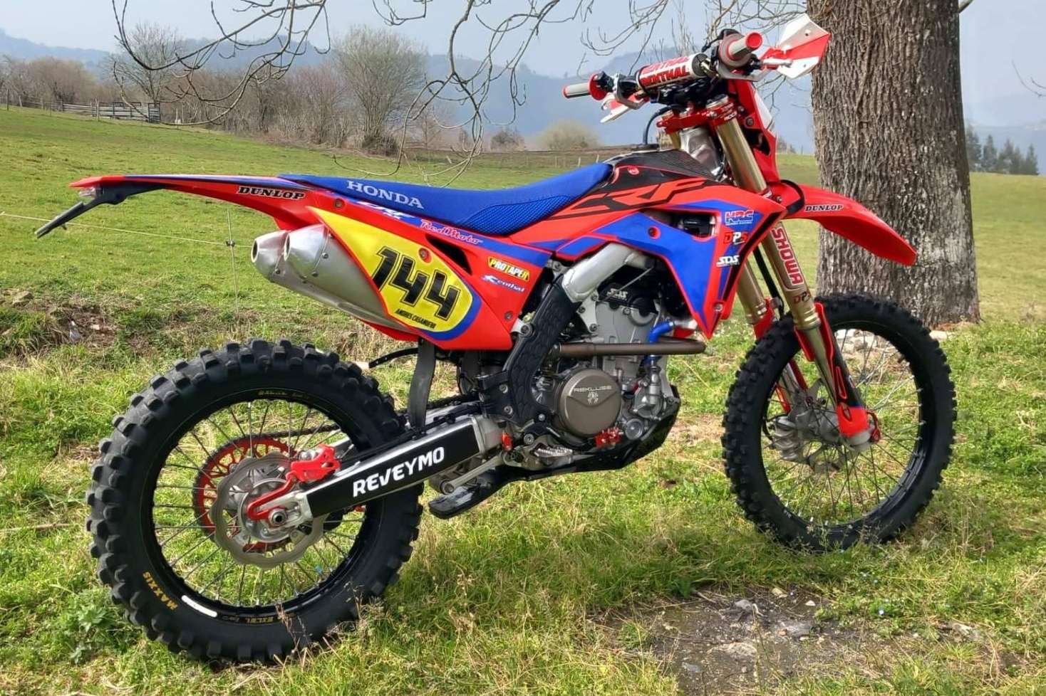 ADHESIVOSEMBARRADOS incluye nuevos modelos de pegatinas para moto en su catálogo