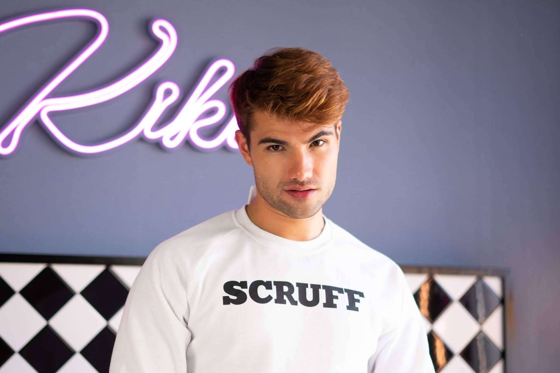 SCRUFF ofrece la posibilidad de chatear en línea y organizar encuentros en persona con la comunidad LGTBQ+
