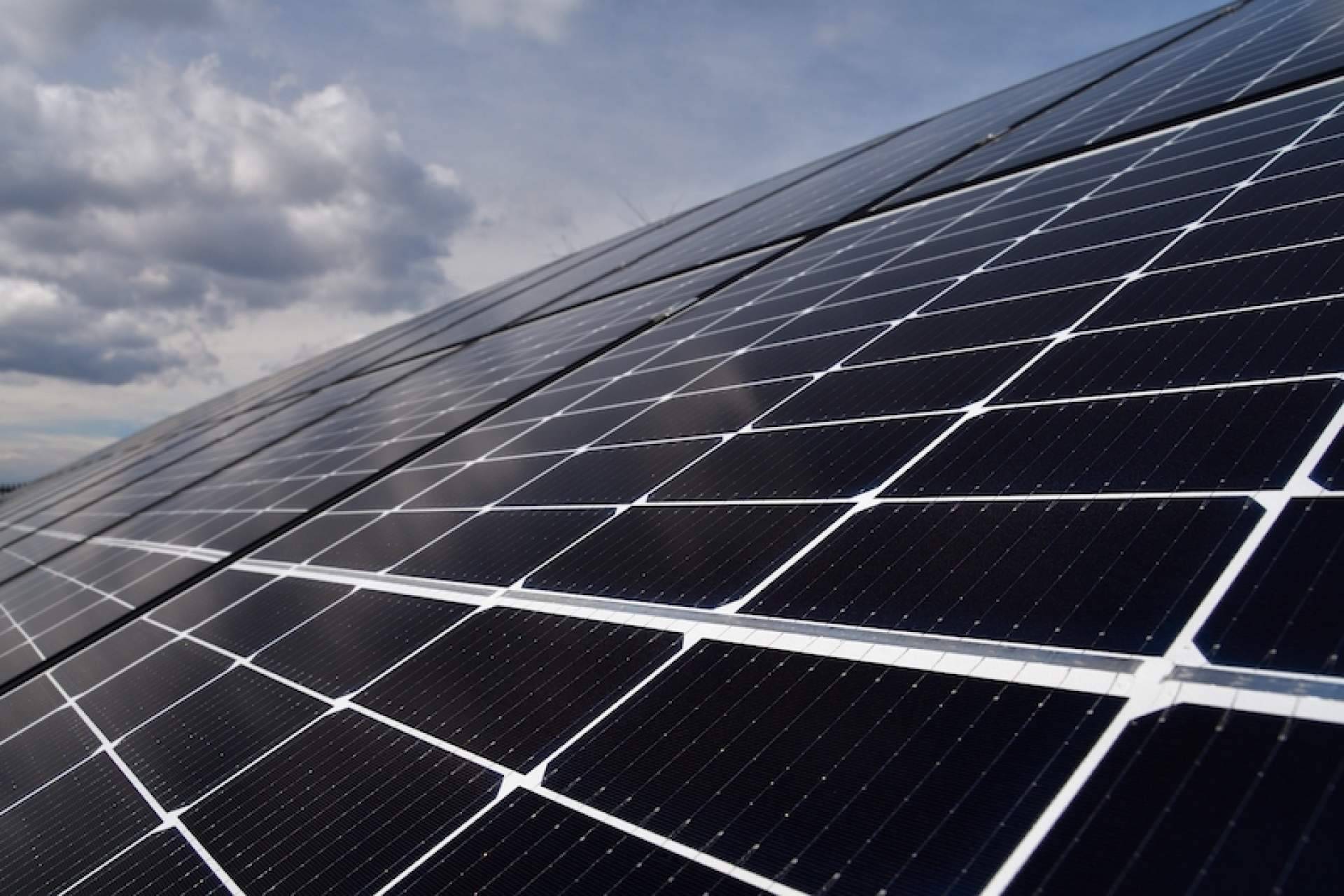 Autoconsumo industrial, ahorrar en la factura de luz de manos de profesionales del sector