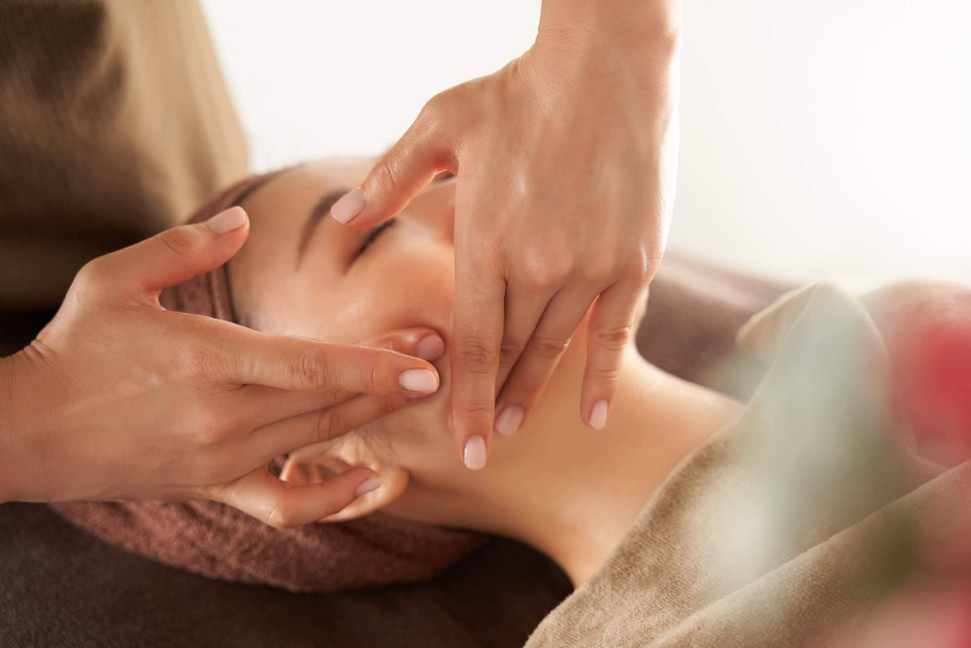 ¿En qué consiste y cuáles son las ventajas del masaje facial japonés?, con LINCKIA Cadaqués