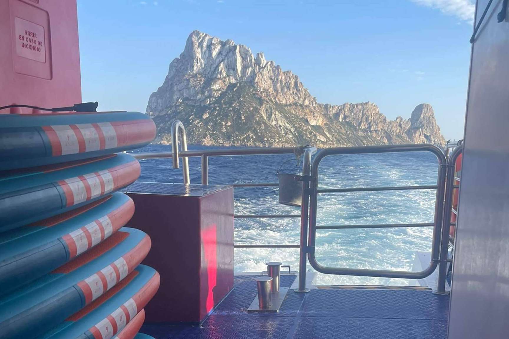 Cruceros con fiestas en barco en Ibiza al atardecer, organizado por Float Your Boat
