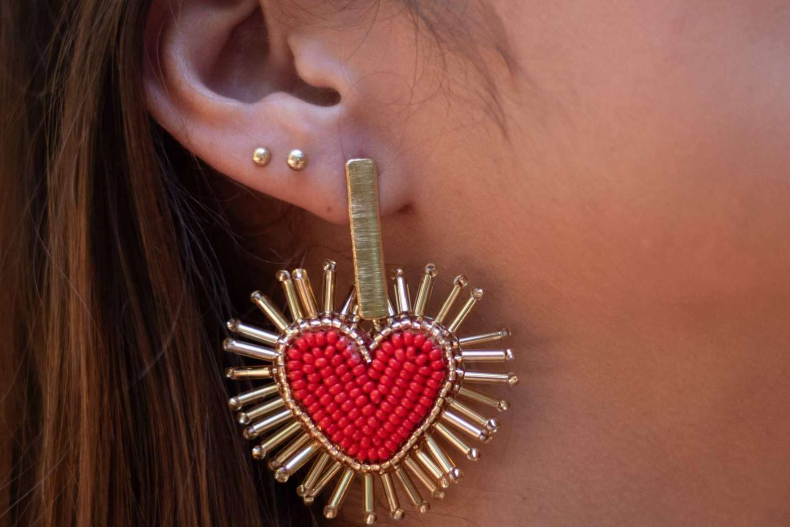 El impacto de piezas coloridas en verano de la mano de la joyería artesanal colombiana y los bolsos wayuu