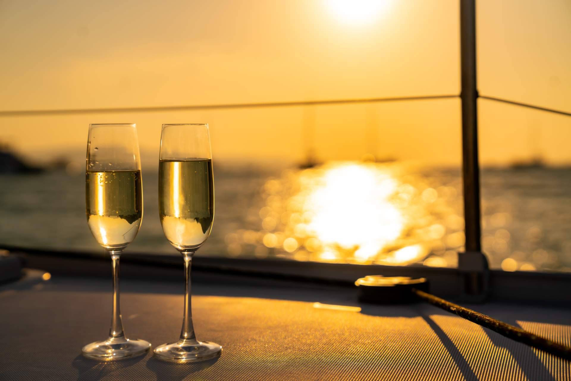 Alquilar un catamarán o barco para una cena de empresa con Sondevela