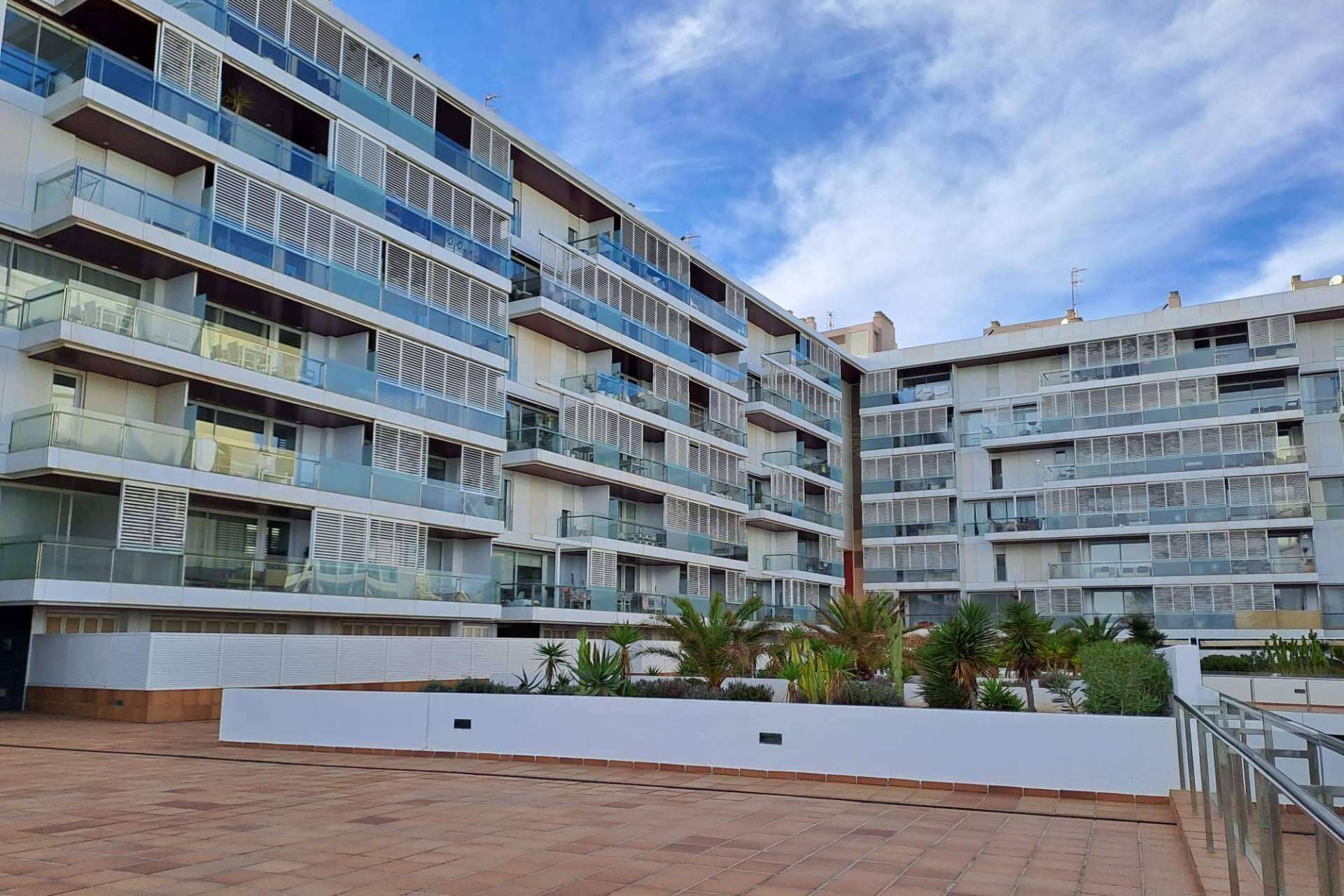 En primera línea de la playa d’En Bossa; oportunidad de inversión de viviendas y garajes en Ibiza