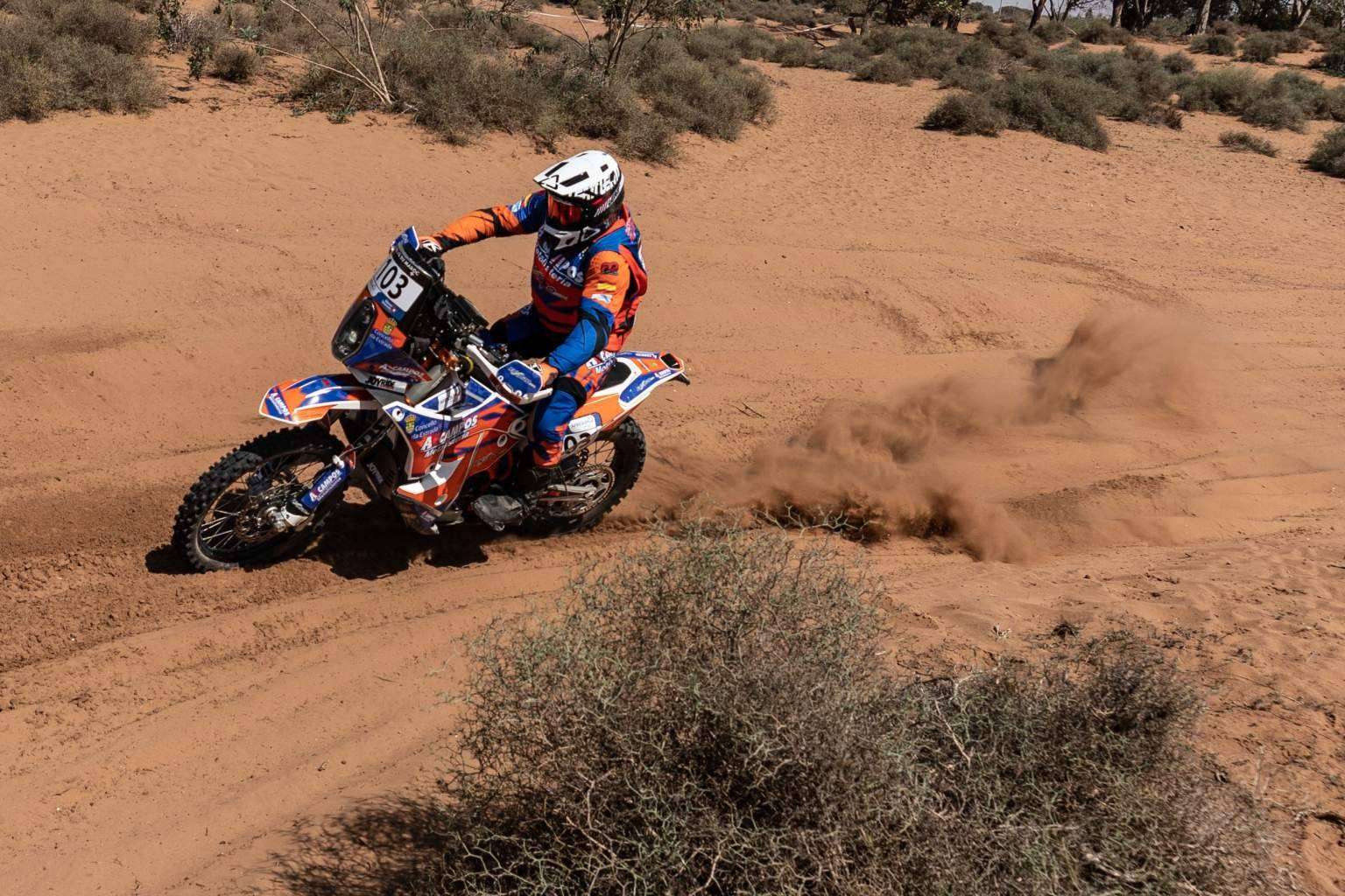 La firma ADHESIVOSEMBARRADOS ofrece equipación para moto off road