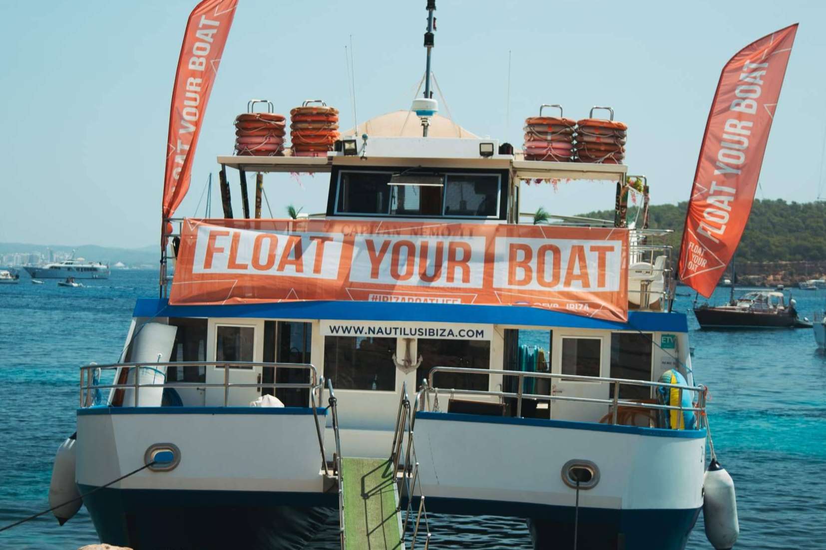 Float Your Boat ofrece un servicio de crucero calas de Ibiza con paddle, snorkel, comida y bebidas