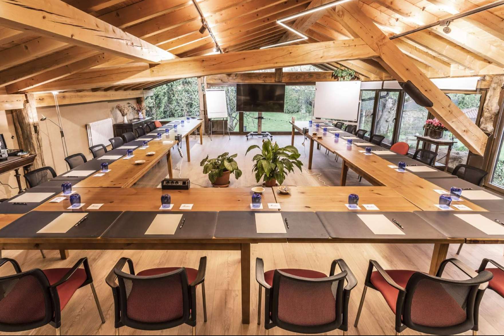 Jesuskoa dispone de amplios salones de reuniones dotados con instalaciones modernas